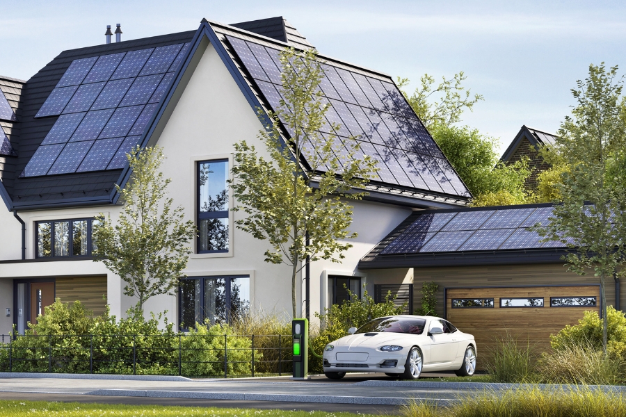 Fotowoltaika na domu jednorodzinnym z ładowarką EV Dom jednorodzinny z panelami fotowoltaicznymi na dachu i ładowarką do samochodu elektrycznego