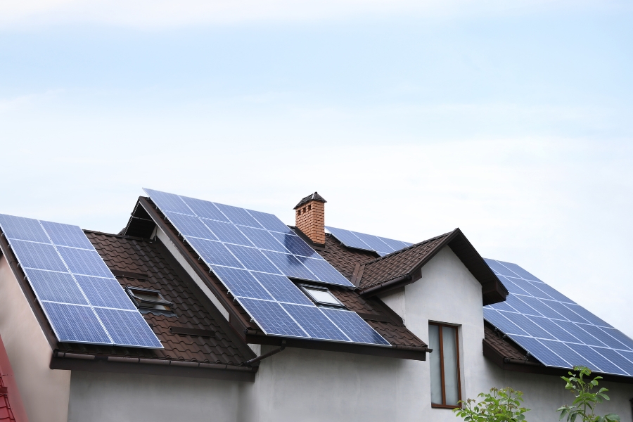 Czy można zasilać klimatyzator panelami słonecznymi?